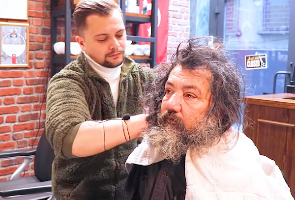 psicologiasdobrasil.com.br - Barbeiro oferece a morador de rua o primeiro corte de cabelo em anos, e a transformação é incrível!