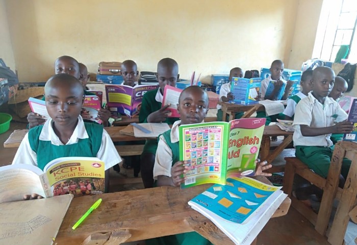 psicologiasdobrasil.com.br - Homem visita o Quênia para safari e acaba abrindo uma biblioteca para as crianças que conheceu lá
