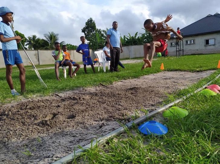 psicologiasdobrasil.com.br - Menino de 9 anos que vivia sozinho nas ruas da Nigéria é resgatado e seu sorriso mostra sua alegria