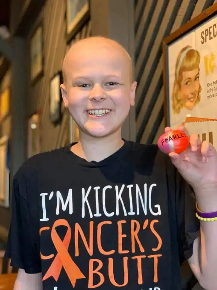 psicologiasdobrasil.com.br - Pai &eacute; impedido de ficar com filho durante quimioterapia, ent&atilde;o dan&ccedil;a do lado de fora para faz&ecirc;-lo sorrir