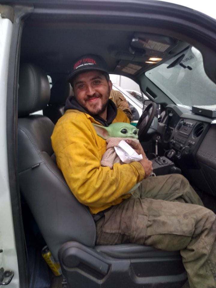 psicologiasdobrasil.com.br - Menininho envia seu Baby Yoda para alegrar bombeiros que estão apagando incêndios florestais