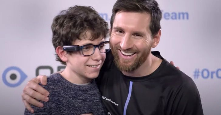 psicologiasdobrasil.com.br - Messi doa óculos especiais de $ 4.000 a menino cego e ele passa a enxergar