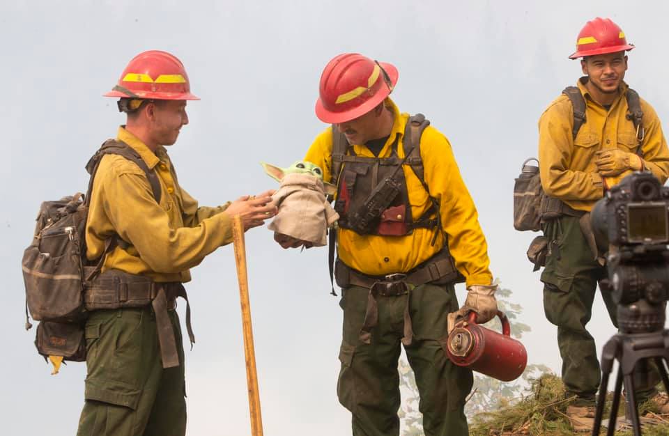 psicologiasdobrasil.com.br - Menininho envia seu Baby Yoda para alegrar bombeiros que estão apagando incêndios florestais