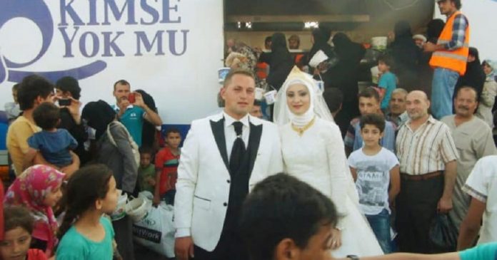 Casal turco passa o dia do casamento alimentando 4.000 refugiados