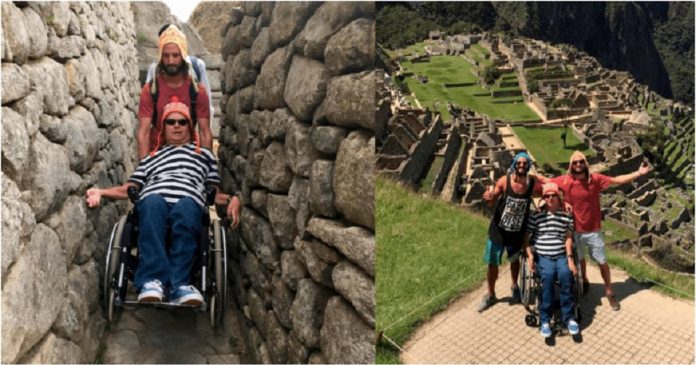 Um argentino carregou seu amigo com deficiência por 6 horas para que ele pudesse visitar Machu Picchu