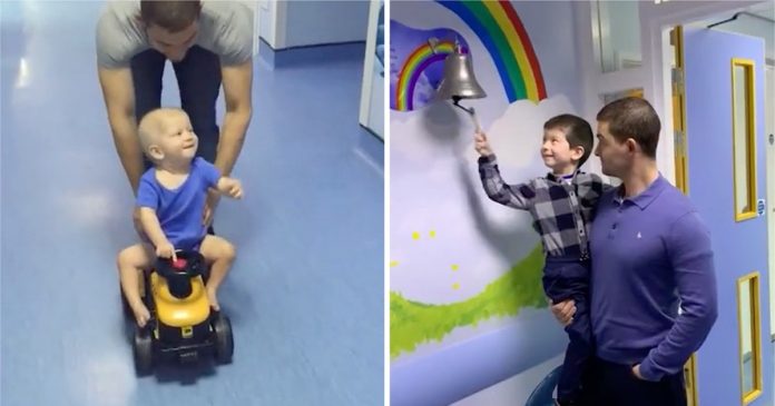 Menino de 5 anos comemora vitória contra o câncer. Ela tocou a campainha com o pai no hospital