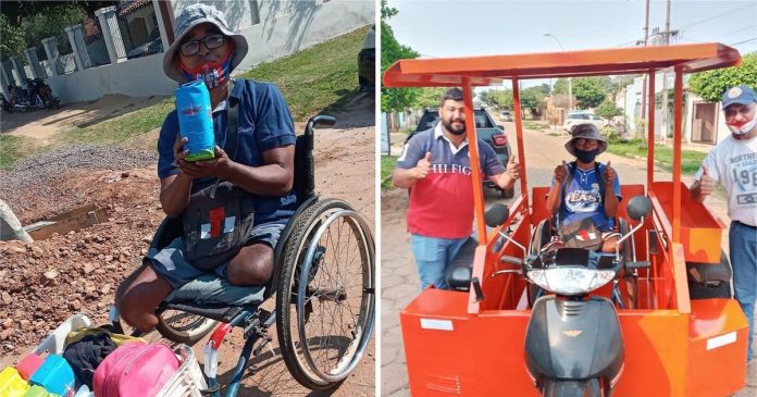 Comerciante de rua com deficiência ganha cadeira de rodas motorizada que o protege do sol