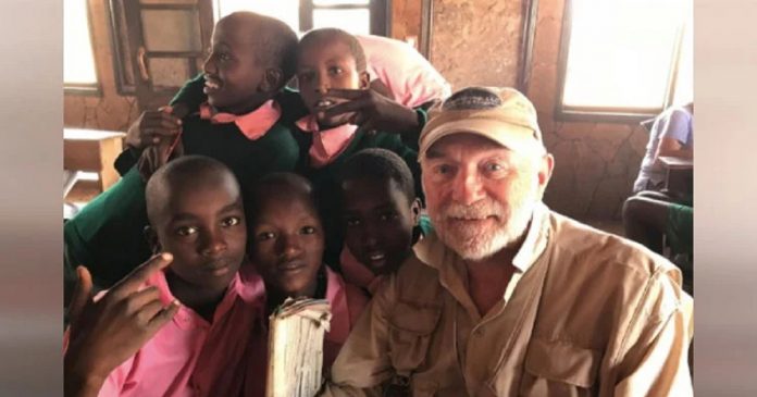Homem visita o Quênia para safari e acaba abrindo uma biblioteca para as crianças que conheceu lá