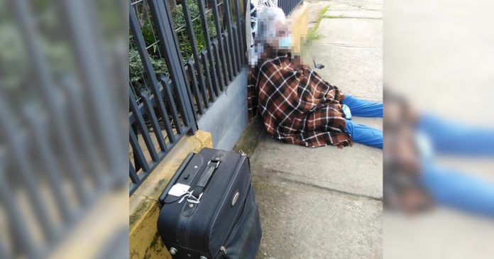 Mulher expulsa mãe de 88 anos de casa na quarentena e a deixa na rua