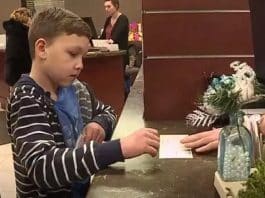 Garotinho de 9 anos esvazia sua poupança para ajudar as pessoas em situação de rua