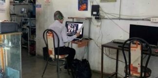 Professor vai todos os dias à lan house para dar suas aulas online
