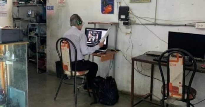 Professor vai todos os dias à lan house para dar suas aulas online