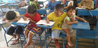 Menino leva irmãzinha para a escola porque não tem ninguém para ficar com ela