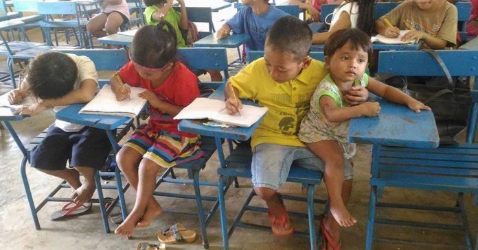 Menino leva irmãzinha para a escola porque não tem ninguém para ficar com ela