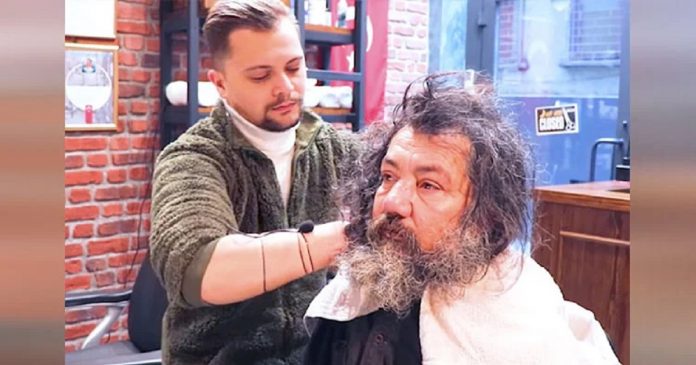 Barbeiro oferece a morador de rua o primeiro corte de cabelo em anos, e a transformação é incrível!