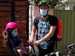 Papai delivery: Massagista desempregado passa a trabalhar fazendo entregas com filha na garupa