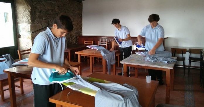 Escola ensina meninos a lavar, passar e cozinhar para que aprendam sobre igualdade