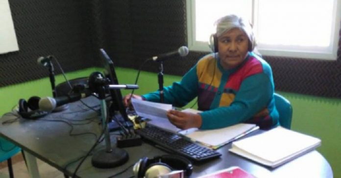 Seus alunos não têm Internet em casa, então ela decidiu usar a rádio comunitária para dar aulas