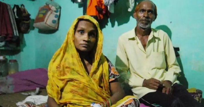 Casal indiano acusa hospital de tentar comprar seu bebê para que contas do parto fossem pagas