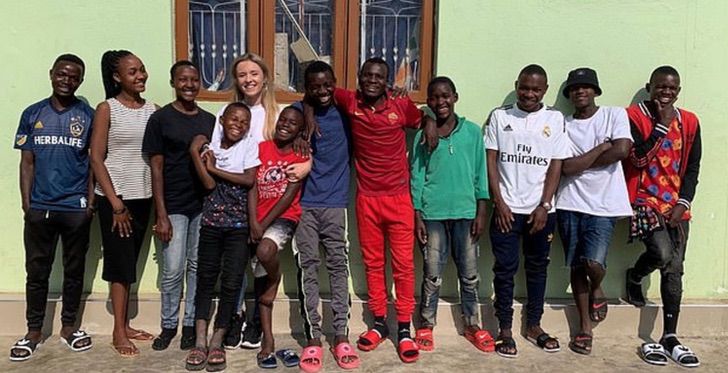 psicologiasdobrasil.com.br - Jovem adota 14 crianças africanas e cria um lar para elas: "Sinto-me abençoada por ter 2 famílias"