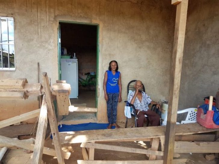 psicologiasdobrasil.com.br - Vizinhos se unem e, em 15 dias, constroem casa para velhinhos que viviam precariamente