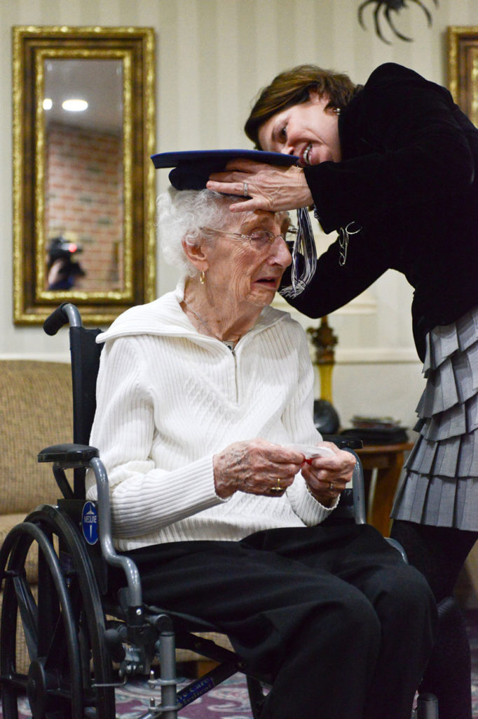 psicologiasdobrasil.com.br - Mulher de 97 anos chora de alegria depois de receber o diploma do ensino médio