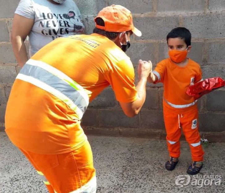 psicologiasdobrasil.com.br - Garoto que é fã número um da equipe de coleta de lixo ganha seu próprio uniforme