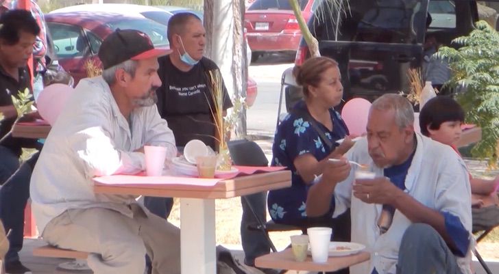 psicologiasdobrasil.com.br - Jovem convida pessoas em situação de rua para sua festa de 15 anos. Comeram, dançaram e se divertiram juntos.