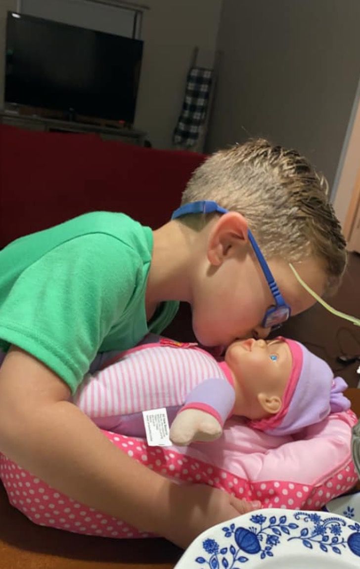 psicologiasdobrasil.com.br - Menino pede à mãe que lhe dê uma boneca. Se prepara para ser um ótimo pai!