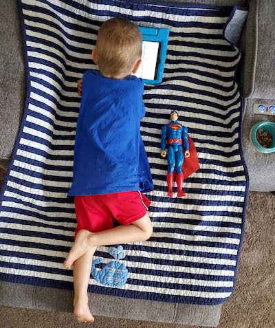 psicologiasdobrasil.com.br - Bebê que nasceu do tamanho de um boneco do Superman agora posa para fotos a cada aniversário com seu ajudante