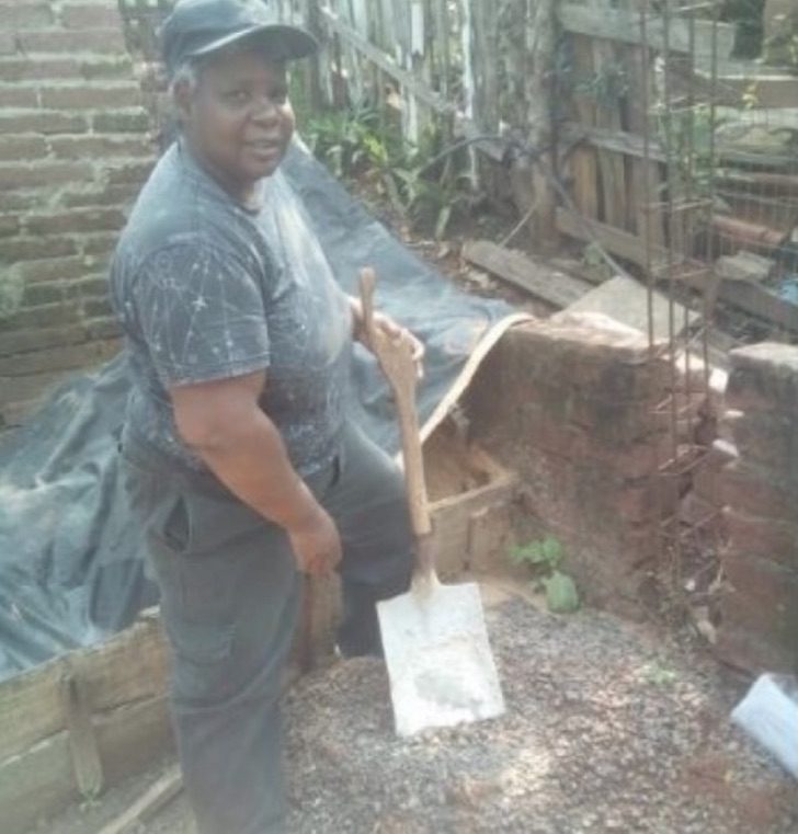psicologiasdobrasil.com.br - Esta senhora está há meses construindo a própria casa sem ajuda. Tem fé de que irá conseguir!