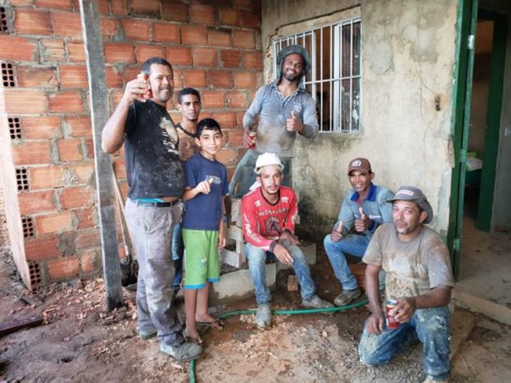 psicologiasdobrasil.com.br - Vizinhos se unem e, em 15 dias, constroem casa para velhinhos que viviam precariamente