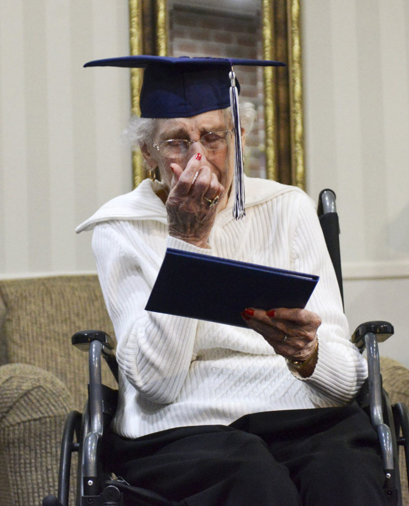 psicologiasdobrasil.com.br - Mulher de 97 anos chora de alegria depois de receber o diploma do ensino médio