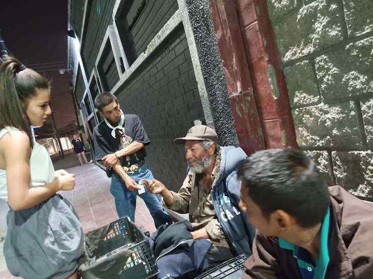 psicologiasdobrasil.com.br - Jovem convida pessoas em situação de rua para sua festa de 15 anos. Comeram, dançaram e se divertiram juntos.