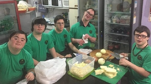 psicologiasdobrasil.com.br - 4 amigos com síndrome de Down abrem sua própria pizzaria após serem rejeitados em outros empregos