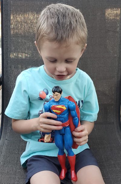 psicologiasdobrasil.com.br - Bebê que nasceu do tamanho de um boneco do Superman agora posa para fotos a cada aniversário com seu ajudante