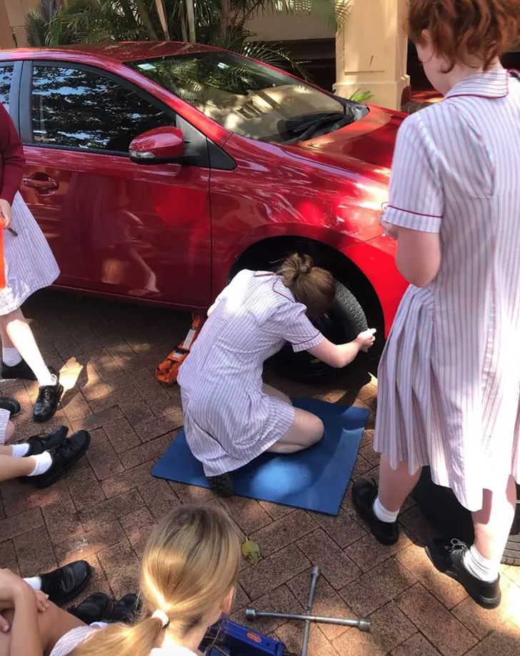 psicologiasdobrasil.com.br - Na Austrália, as meninas aprendem manutenção de carros desde os 11 anos para torná-las independentes