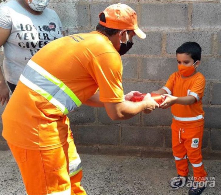 psicologiasdobrasil.com.br - Garoto que é fã número um da equipe de coleta de lixo ganha seu próprio uniforme