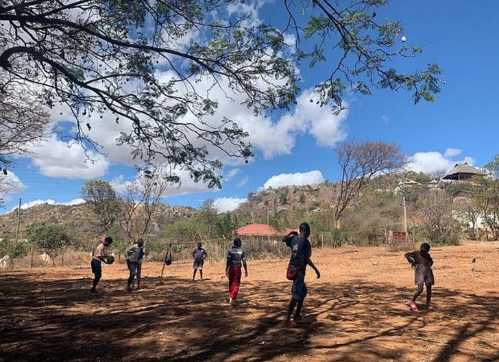 psicologiasdobrasil.com.br - Jovem adota 14 crianças africanas e cria um lar para elas: "Sinto-me abençoada por ter 2 famílias"