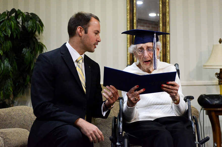 psicologiasdobrasil.com.br - Mulher de 97 anos chora de alegria depois de receber o diploma do ensino médio