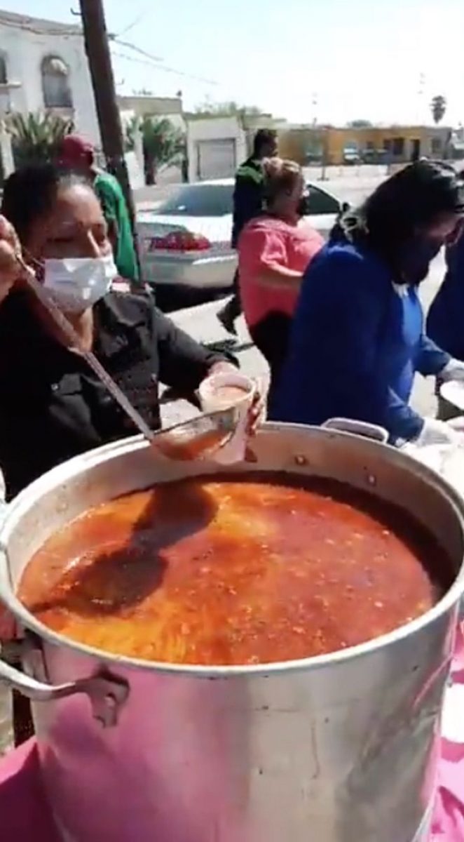 psicologiasdobrasil.com.br - Jovem convida pessoas em situação de rua para sua festa de 15 anos. Comeram, dançaram e se divertiram juntos.