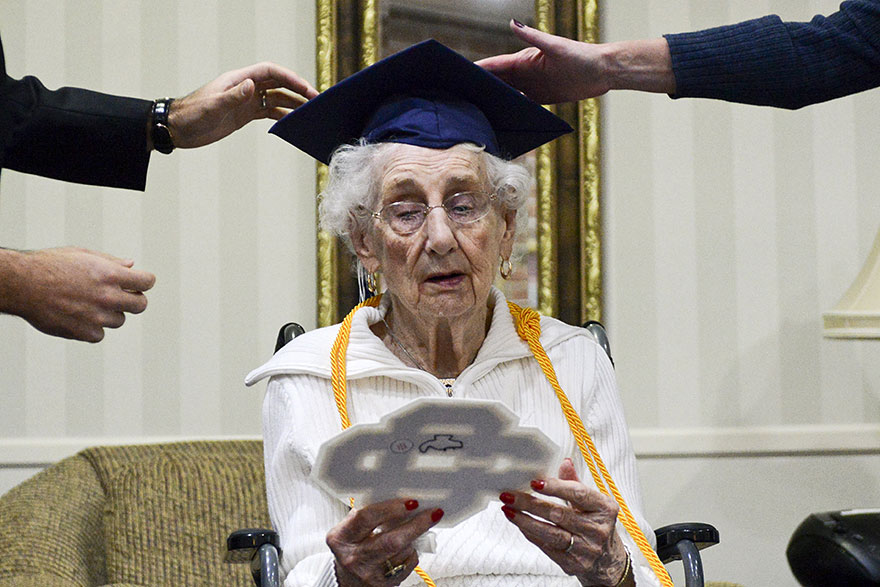 psicologiasdobrasil.com.br - Mulher de 97 anos chora de alegria depois de receber o diploma do ensino médio