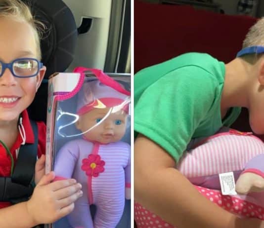 Menino pede à mãe que lhe dê uma boneca. Se prepara para ser um ótimo pai!