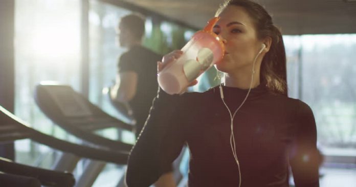 Combinar exercício e shake de proteína não o torna apenas mais forte, mas também mais inteligente, diz estudo