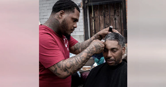 Barbeiro viaja por todo o país para oferecer cortes de cabelo gratuitos para pessoas necessitadas