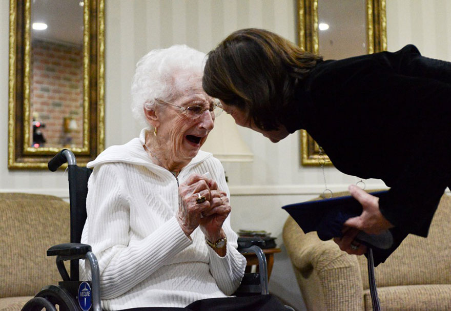 psicologiasdobrasil.com.br - Mulher de 97 anos chora de alegria depois de receber o diploma do ensino médio