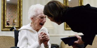 Mulher de 97 anos chora de alegria depois de receber o diploma do ensino médio