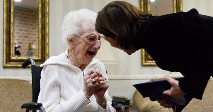 Mulher de 97 anos chora de alegria depois de receber o diploma do ensino médio