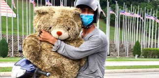 Pai explode de felicidade ao encontrar um ursinho de pelúcia para sua filha no lixo.