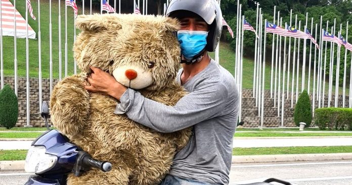 Pai explode de felicidade ao encontrar um ursinho de pelúcia para sua filha no lixo.